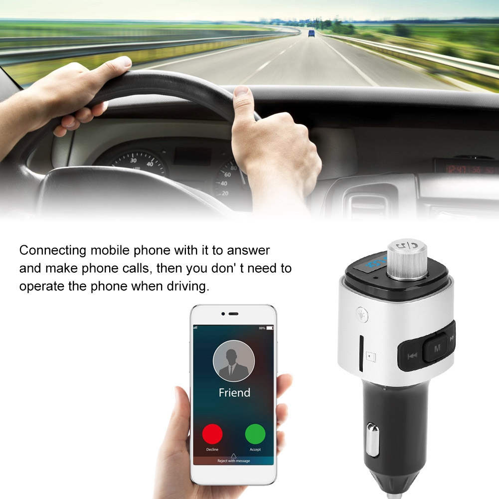 Eine Hand, die ein Telefon mit einem Anrufbildschirm und ein Autoladegerät hält. Ein Fahrer im Hintergrund.