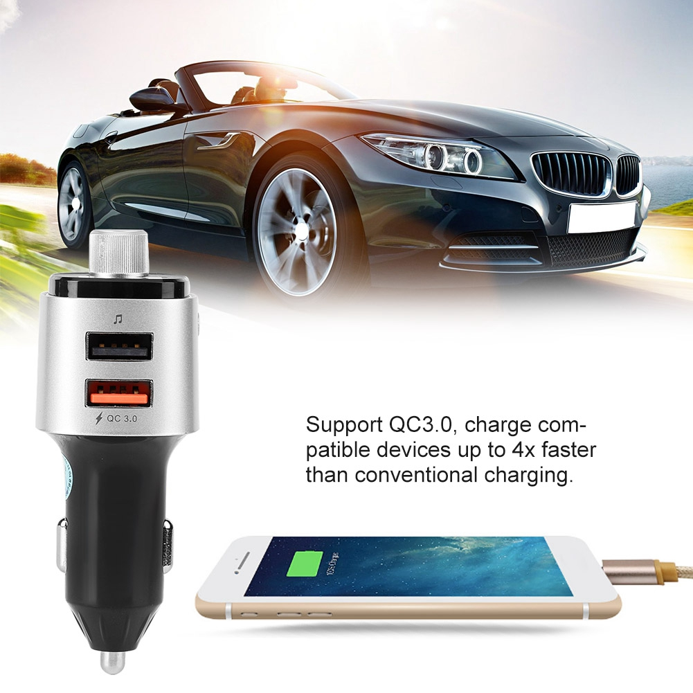 Autoladegerät und Telefon laden. Das Autoladegerät hat zwei USB-Anschlüsse. Der Hintergrund zeigt ein Autointerieur.