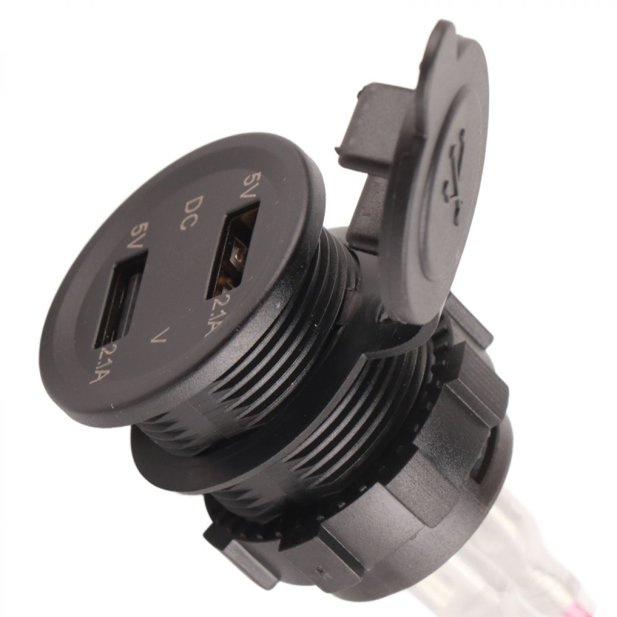 Nahaufnahme eines schwarzen USB-Ladegeräts mit zwei USB-Anschlüssen und einem Deckel. Weißer Hintergrund.