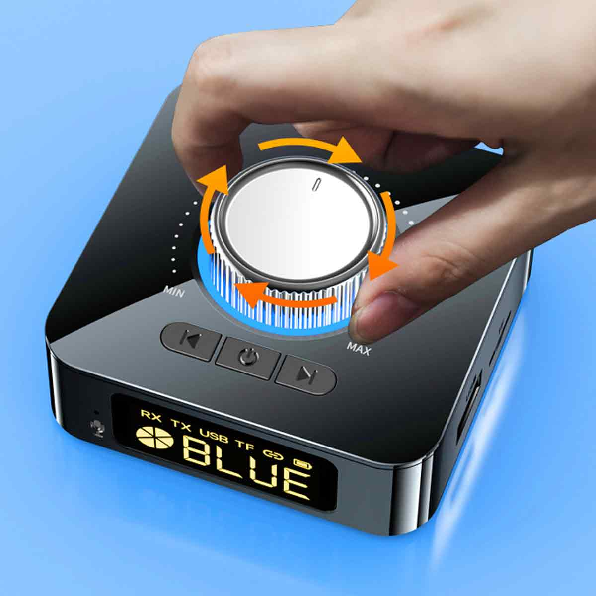 Eine Hand dreht einen Drehregler an einem schwarzen elektronischen Gerät. Das Gerät hat Knöpfe und eine blau beleuchtete Anzeige.