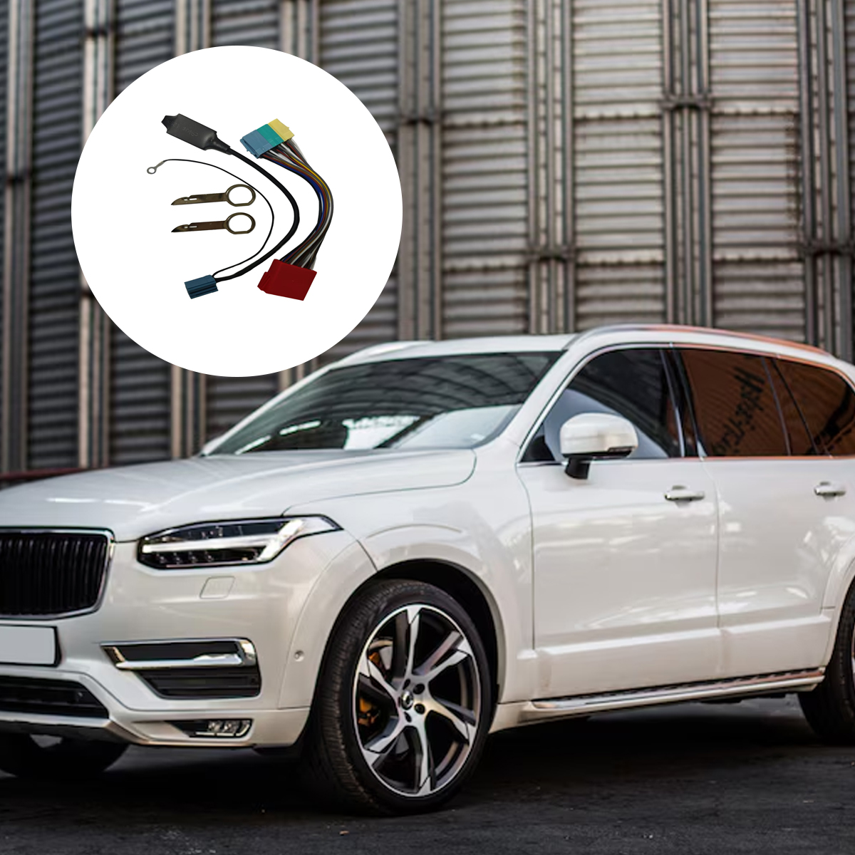Auto-Audio-Verkabelung und -Anschlüsse, in einem Kreis, vor einem weißen Auto und einer Metallwand.