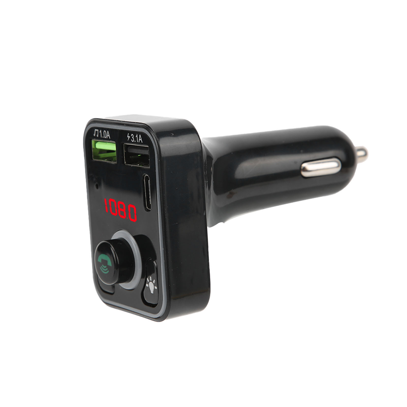 Schwarzer Auto-FM-Transmitter. Er hat USB-Anschlüsse, ein Display und eine Tastenanordnung. Auf weißem Grund.