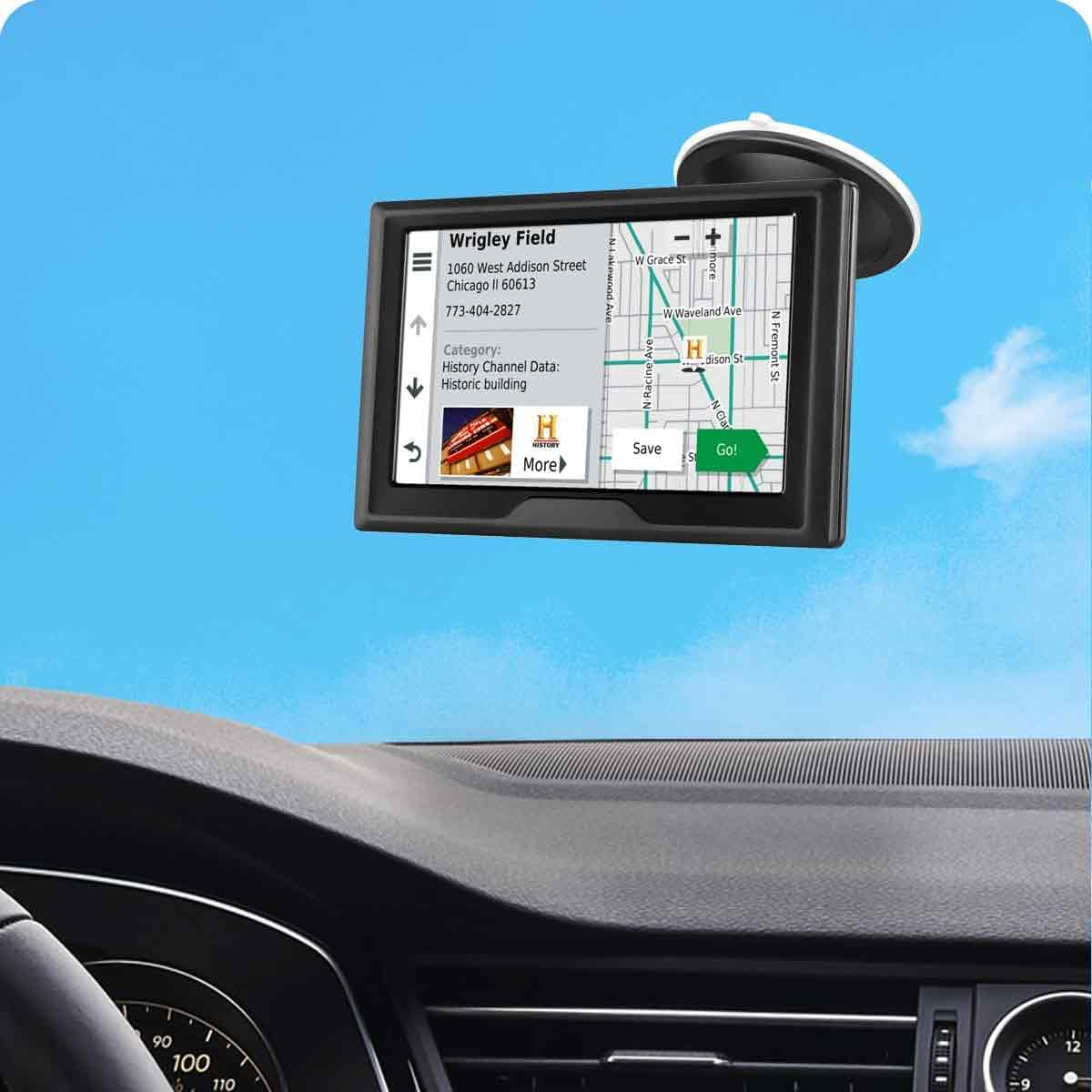 GPS-Gerät im Auto, an der Windschutzscheibe befestigt, Wrigley Field.