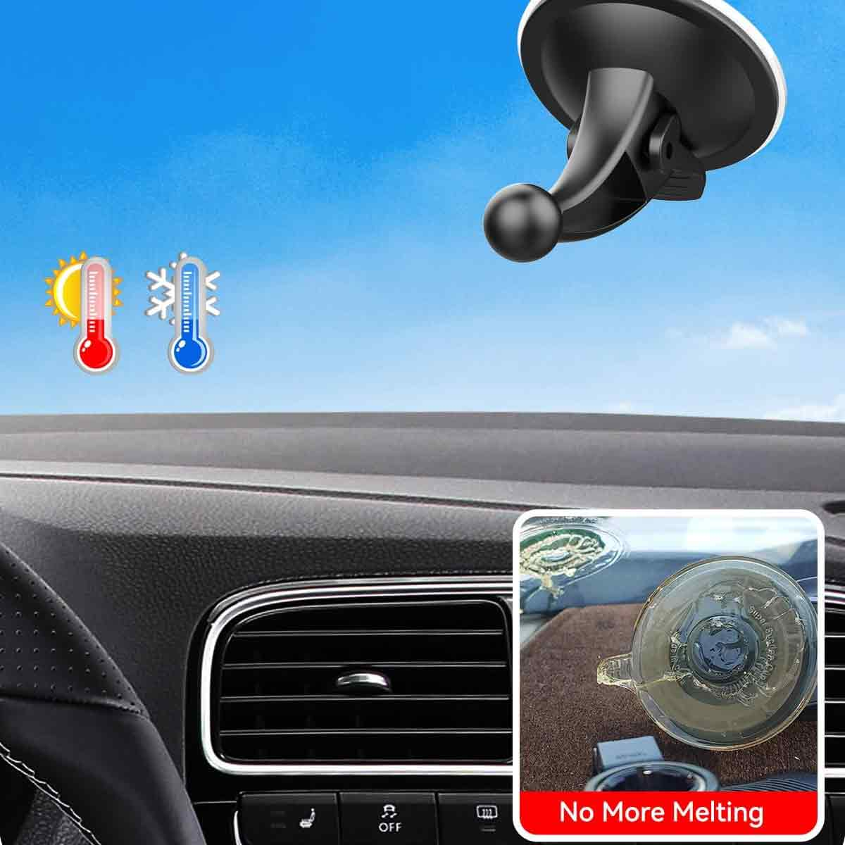Eine schwarze Saugnapf-Telefonhalterung auf dem Armaturenbrett eines Autos. Blauer Himmel und Sonne sind im Hintergrund sichtbar.