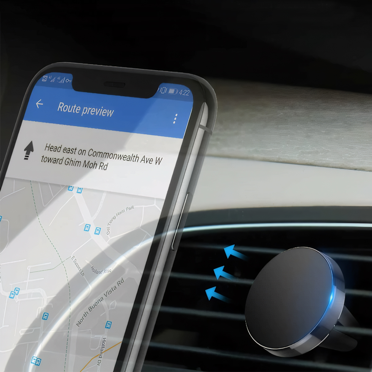 Ein Telefon zeigt eine Navigations-App, montiert an einer Autolüftung. Pfeile zeigen die Luftstromrichtung an.