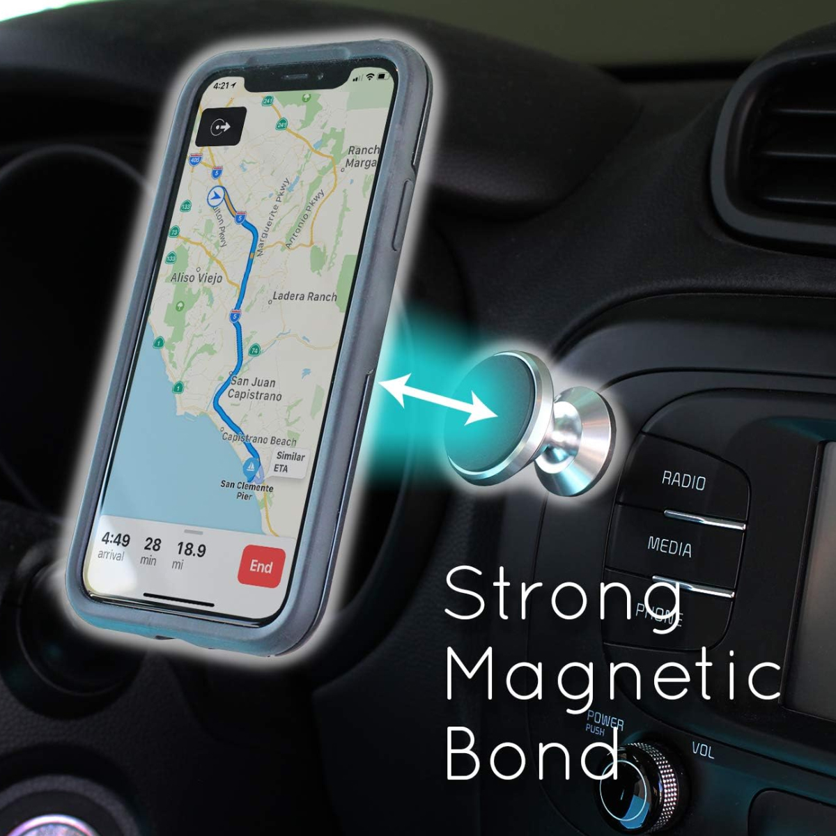 Ein Telefon mit GPS ist auf dem Armaturenbrett eines Autos befestigt, an einem magnetischen Telefonhalter.