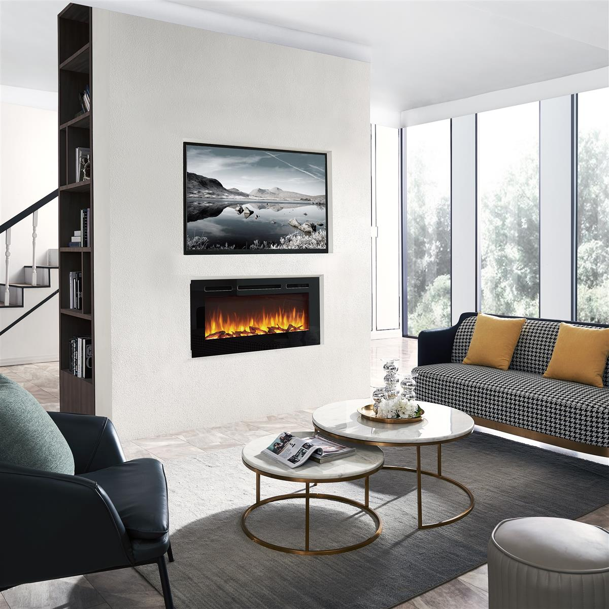 Ein Wohnzimmer mit Kamin und Fernseher darüber. Es gibt ein Sofa, Stühle und Couchtische. Der Raum ist gut beleuchtet.