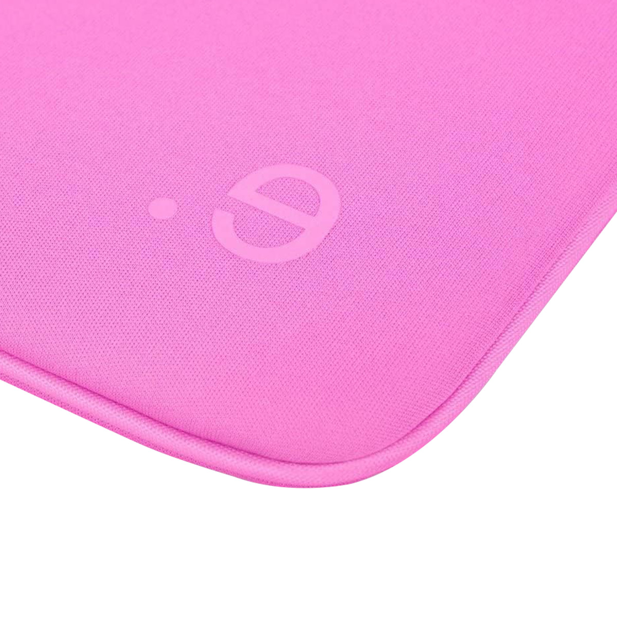Housse d'ordinateur portable rose avec logo. Coin visible. Fond blanc.