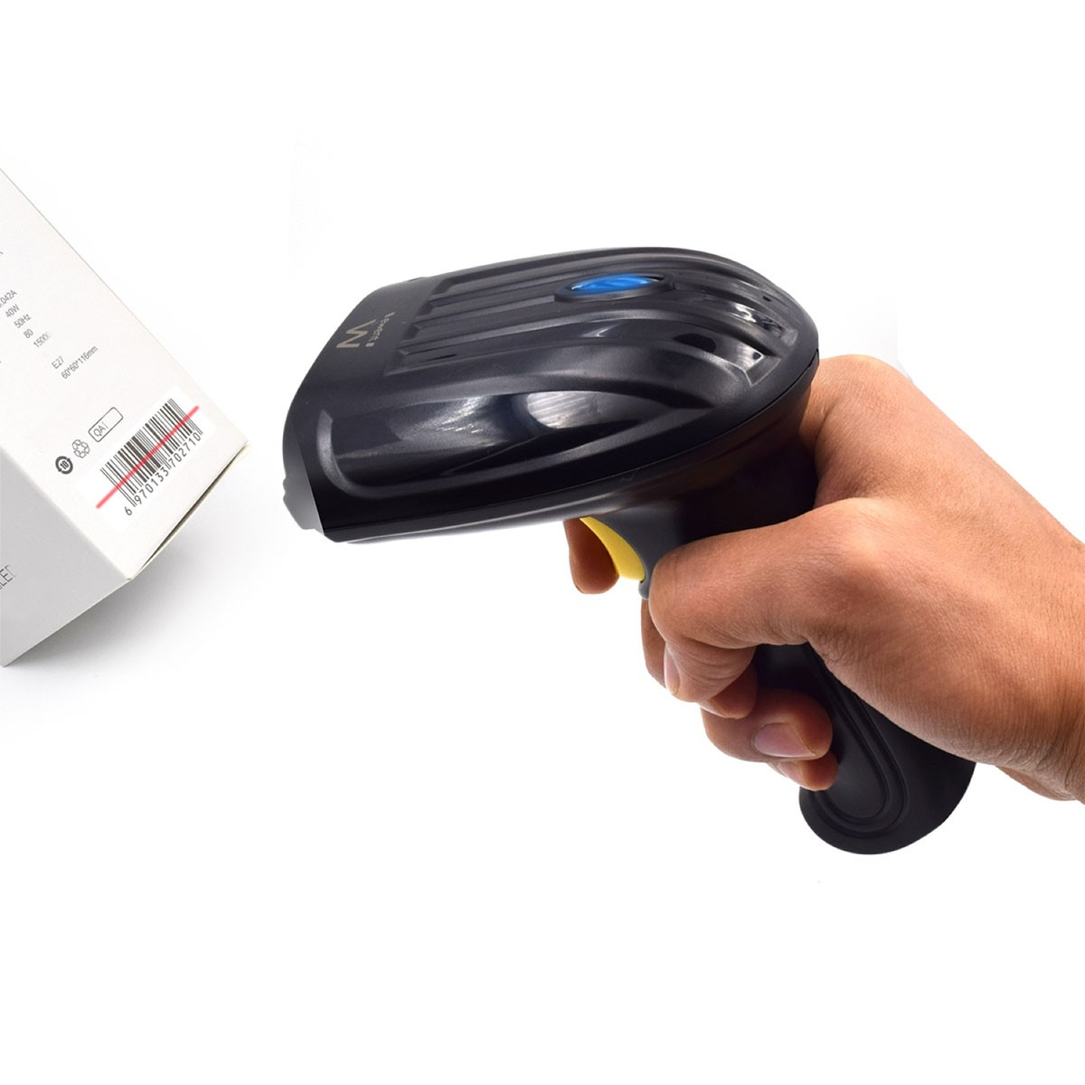Eine Hand hält einen schwarzen Barcodescanner über einer Box und scannt Barcodes.
