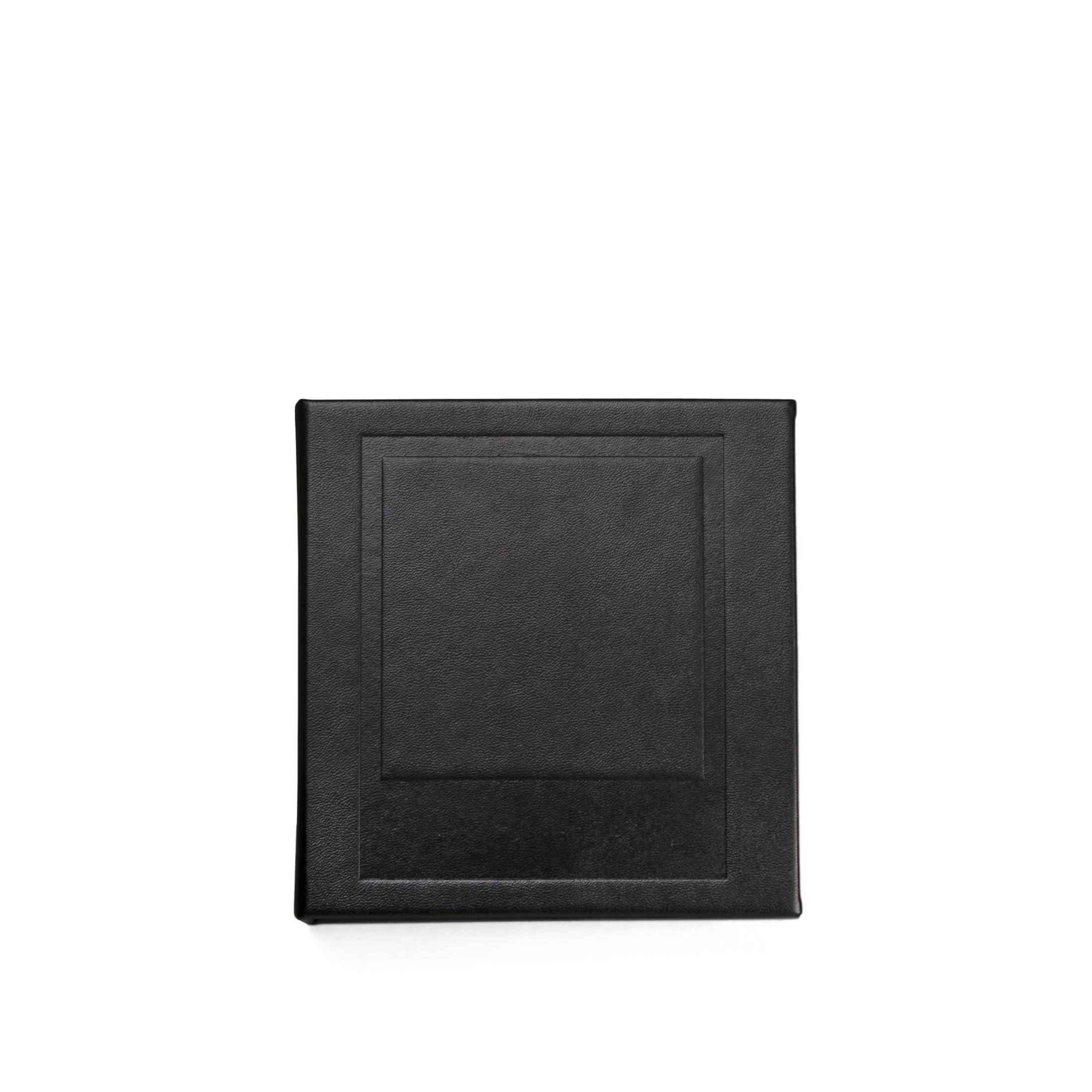 Eine schwarze Box mit Lederstruktur und quadratischem, vertieftem Design auf weißem Hintergrund.