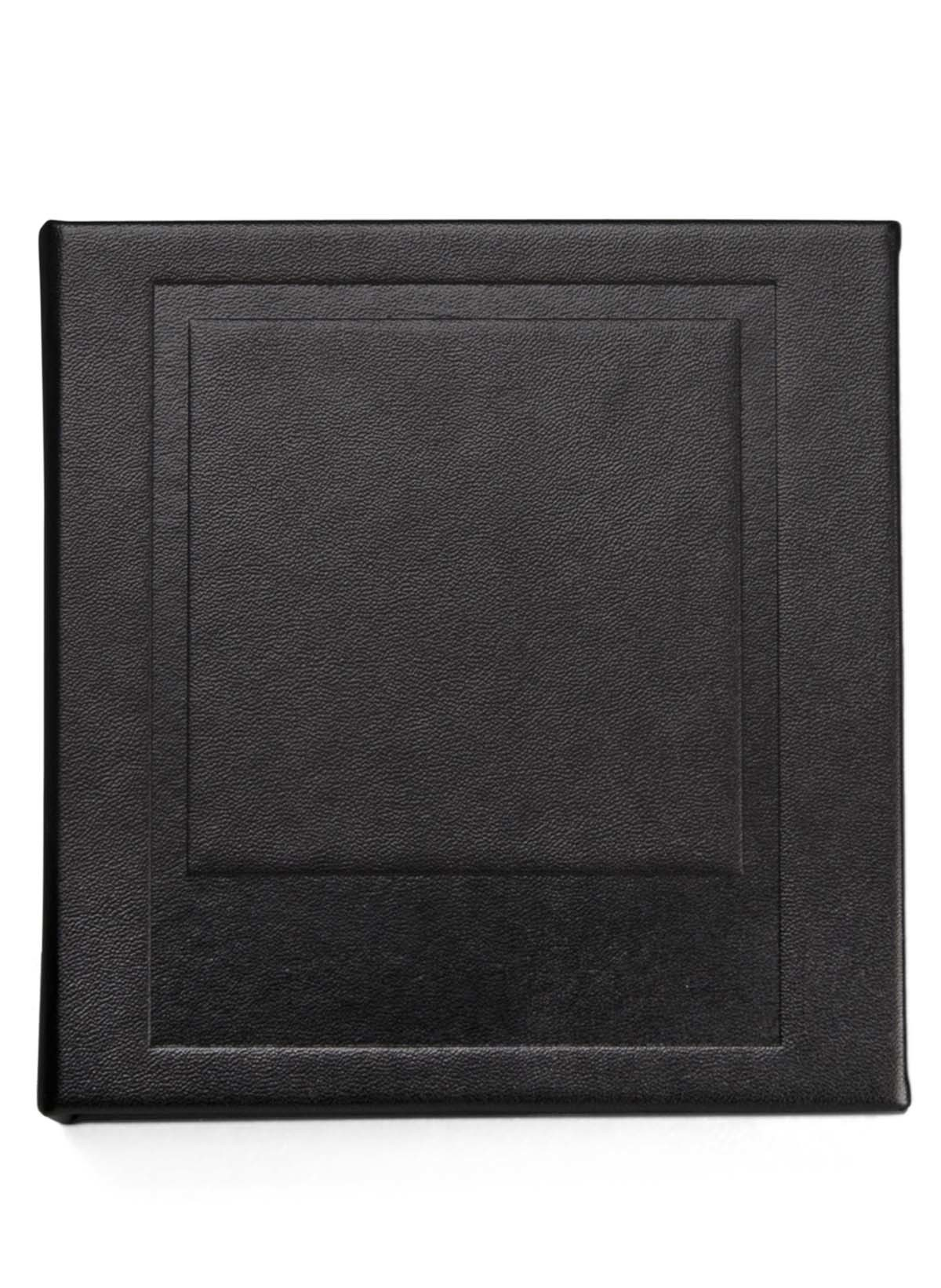 Eine schwarze Box mit Lederstruktur und quadratischem, vertieftem Design auf weißem Hintergrund.
