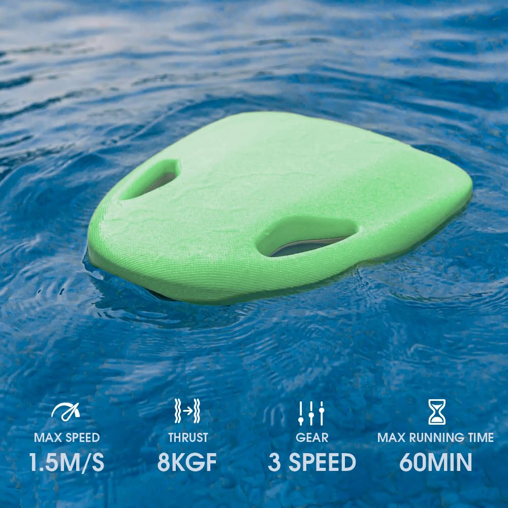 Zielony skuter wodny unosi się na niebieskiej wodzie.