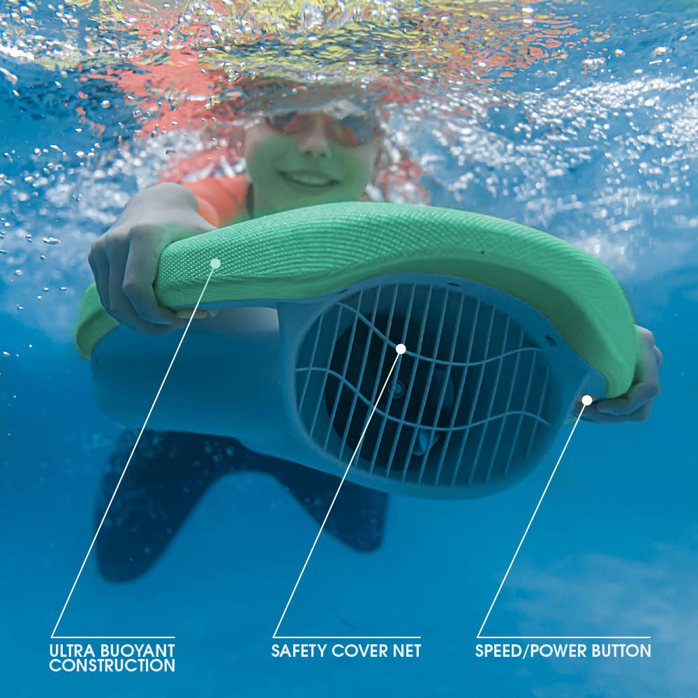 Osoba w okularach pod wodą, trzymająca skuter wodny.