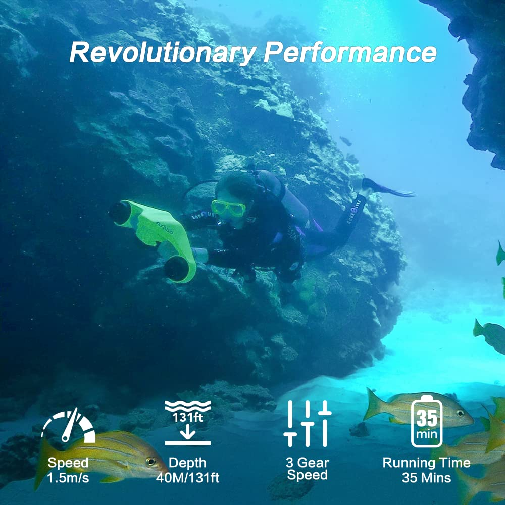 Nurek używa żółtego skutera pod wodą. Są ryby i wyświetlacz głębokości i prędkości.