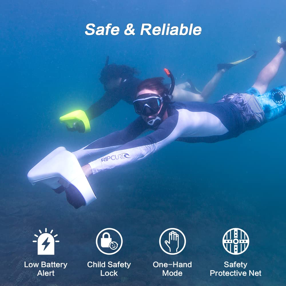 Ludzie pływający, jeden używający skutera wodnego, bezpieczny i niezawodny.