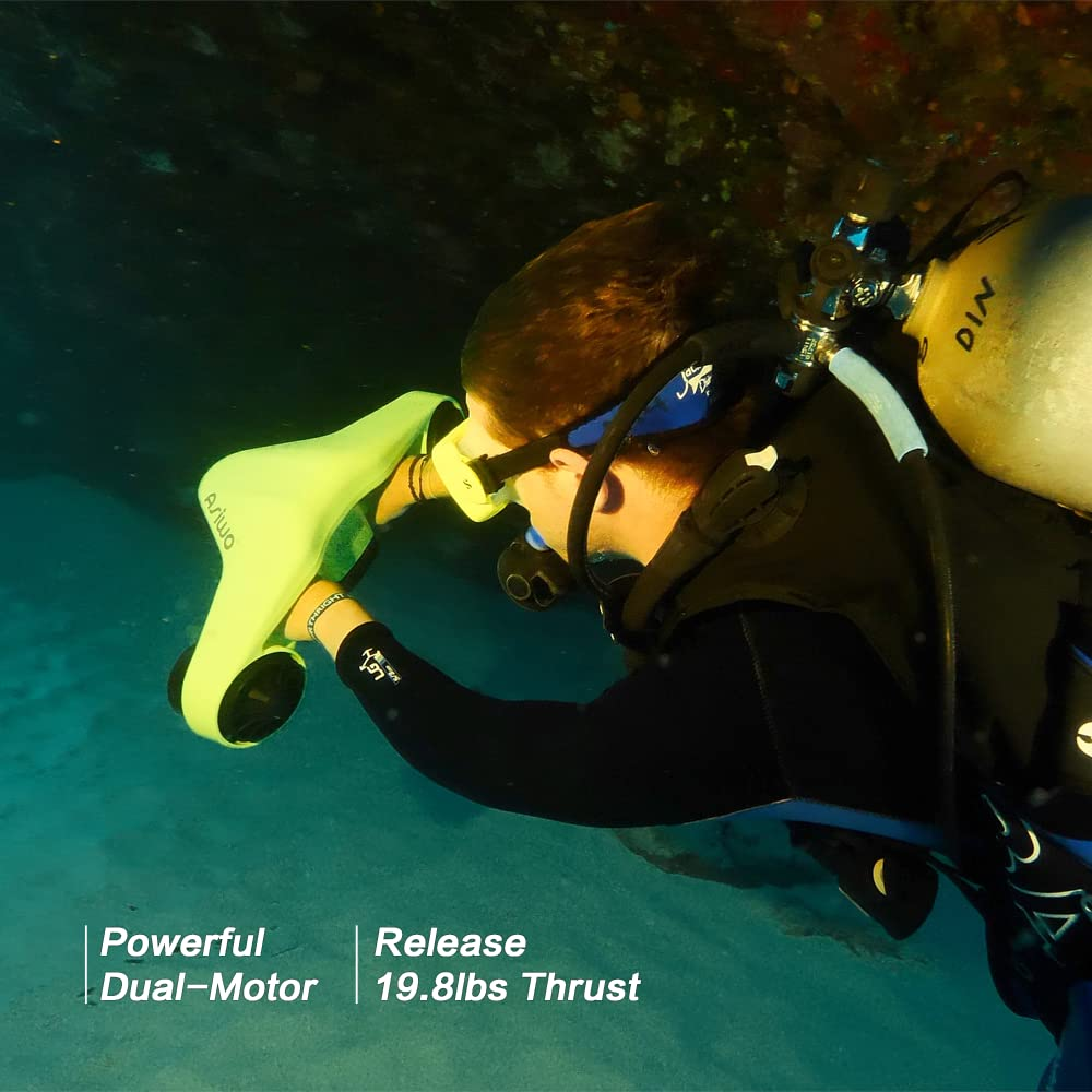 Nurek z żółtym skuterem pod wodą. Skuter ma podwójny silnik.