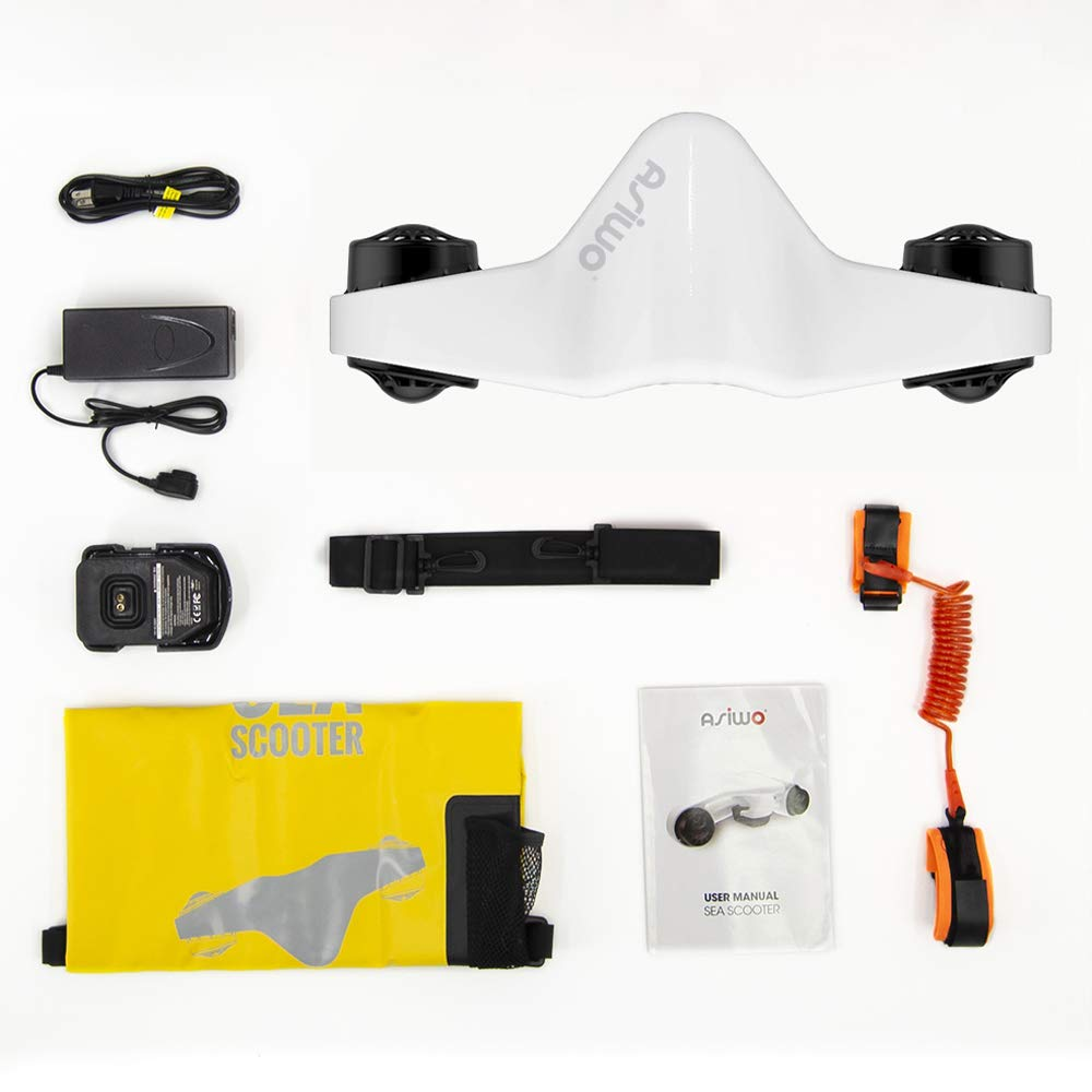 Widok z góry na biały skuter wodny i jego akcesoria na białym tle.