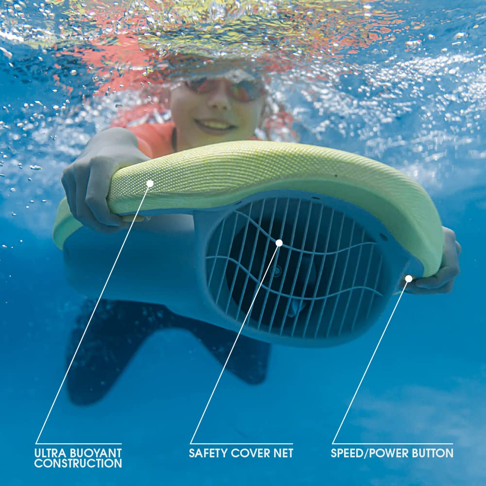 Osoba w wodzie używająca żółto-niebieskiego skutera podwodnego.