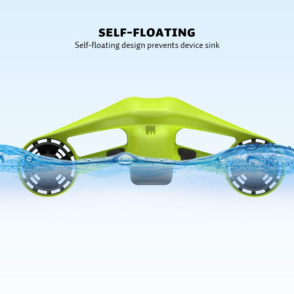 Zielony skuter wodny unosi się w wodzie. Ma dwie śruby i napis SAMO-PŁYWAJĄCY.