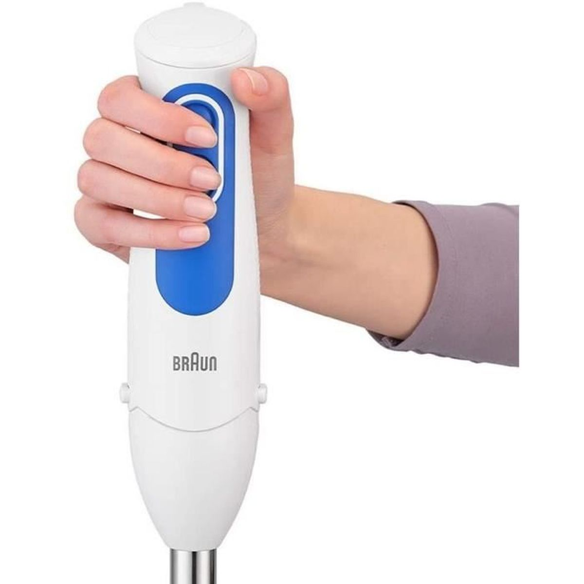Ein weiß-blauer Braun Stabmixer, gehalten von einer Hand.