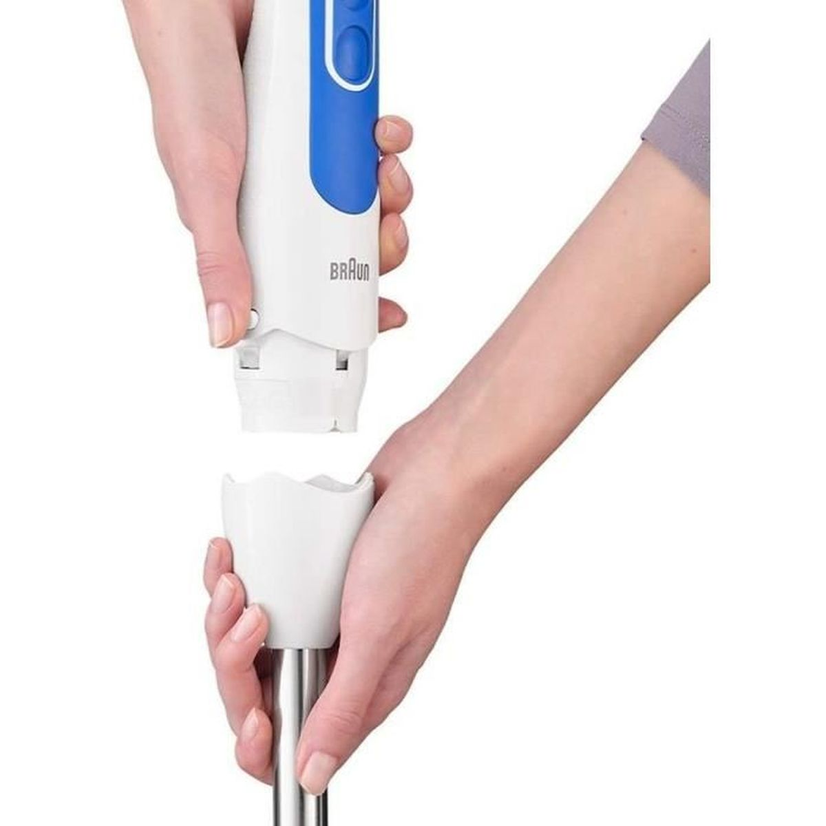 Die Hände einer Person montieren einen weiß-blauen Handmixer. Das Braun-Logo ist sichtbar.