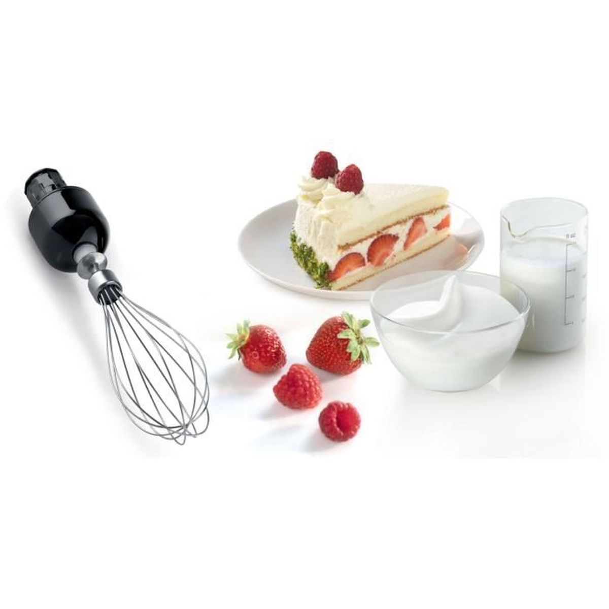 Trzepaczka, kawałek ciasta z truskawkami, malinami, śmietaną i pojemnikiem na mleko na białej powierzchni.