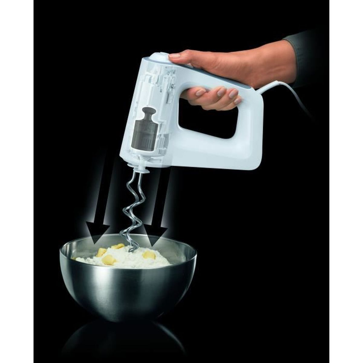 Handmixer in gebruik, ingrediënten mengen in een metalen kom. Zwarte pijlen worden getoond.