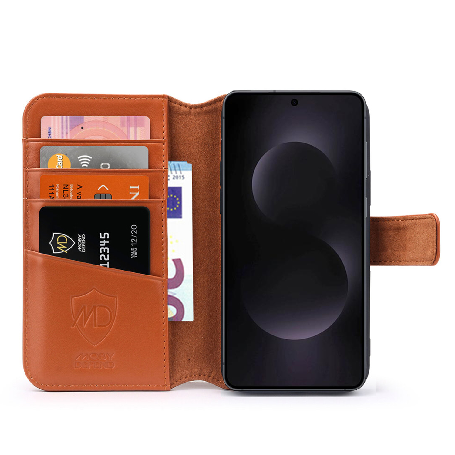Open portemonneehoes met kaarten, geld en een smartphone met zwart scherm.