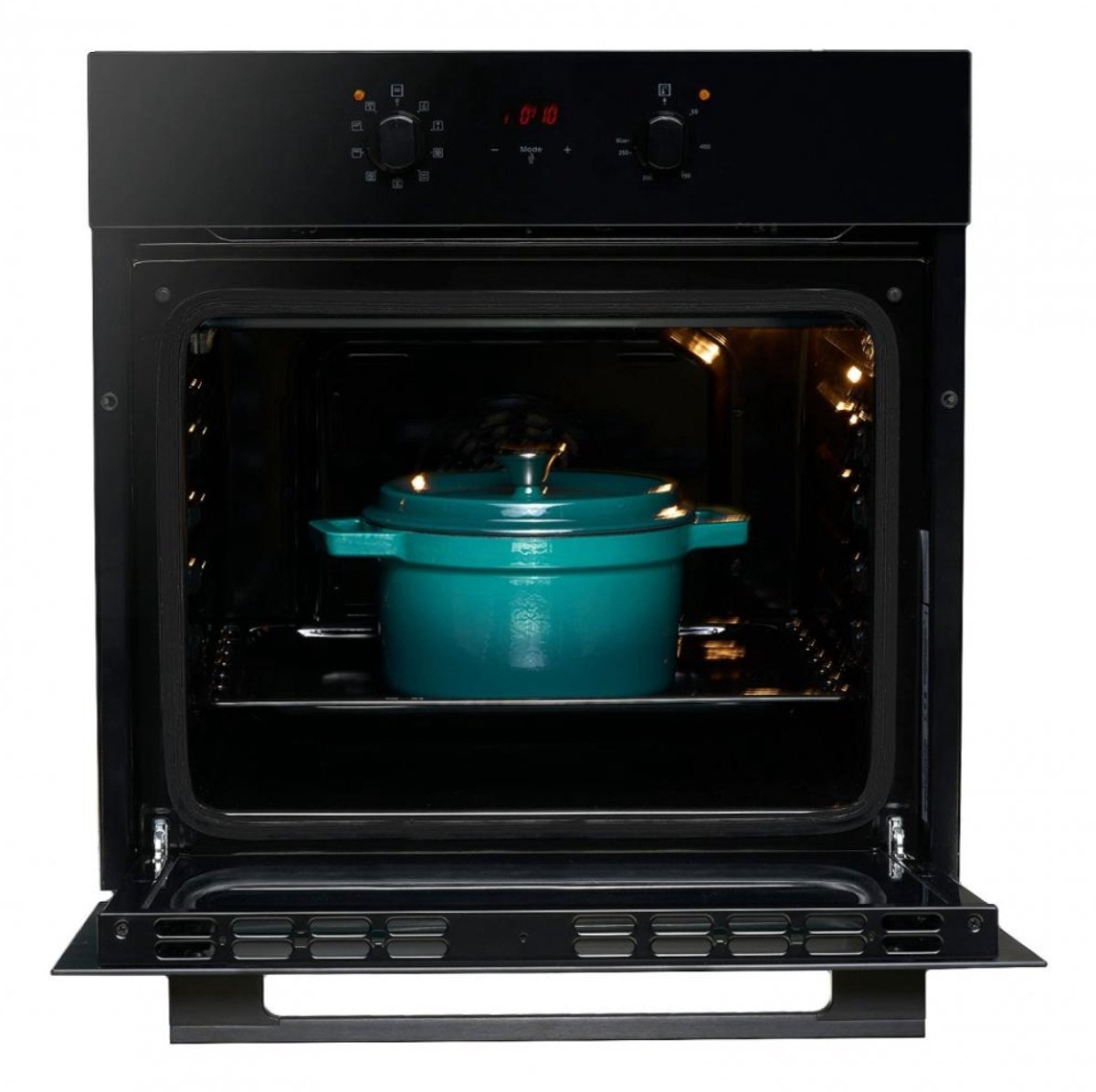 Zwarte oven met open deur, een turquoise pot binnenin. Interieur met roosters en licht.