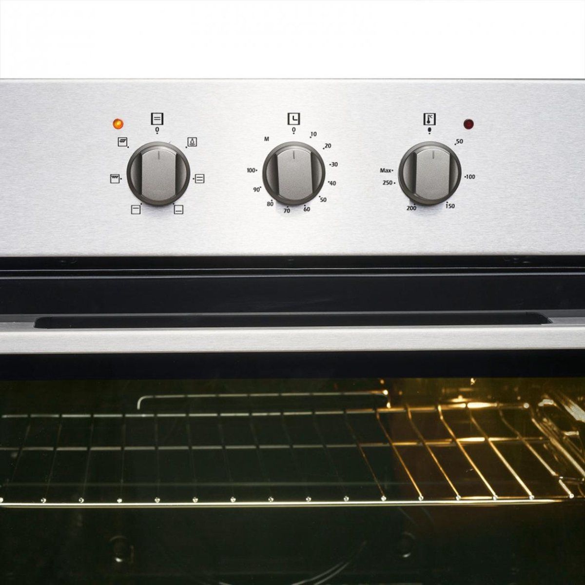 Close-up van een ovenbedieningspaneel met knoppen en indicatoren. De ovendeur is open.