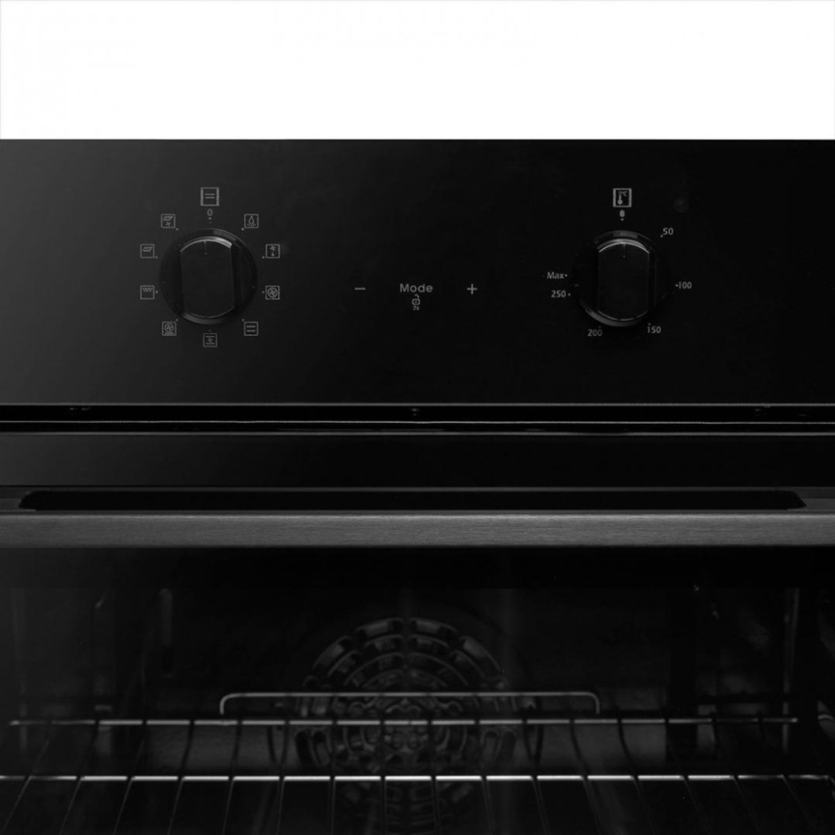 Een zwart ovenbedieningspaneel met knoppen en knoppen. De ovendeur staat open.