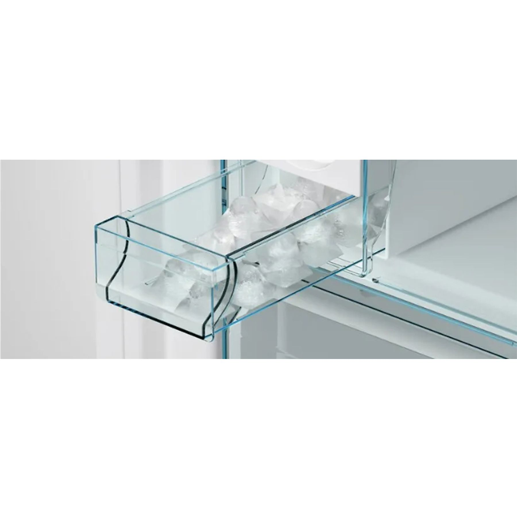 Szczegół dozownika lodu z kostkami lodu.