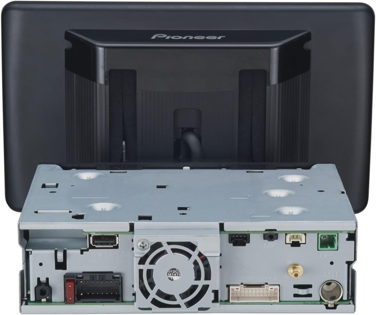 Vista posteriore di un sistema stereo per auto Pioneer, che mostra la parte posteriore con porte, schermo e ventola.