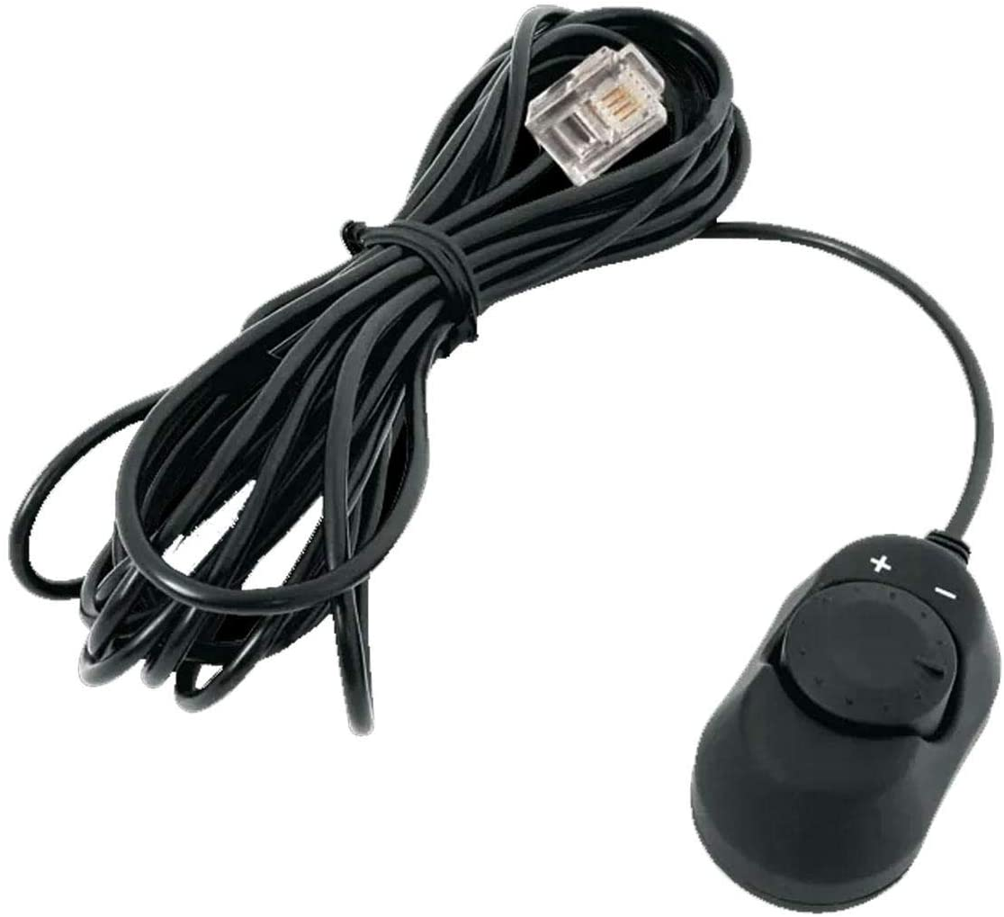 Eine schwarze, kabelgebundene Fernbedienung mit einem Drehknopf und einem Anschluss zum Einstellen der Audioeinstellungen.