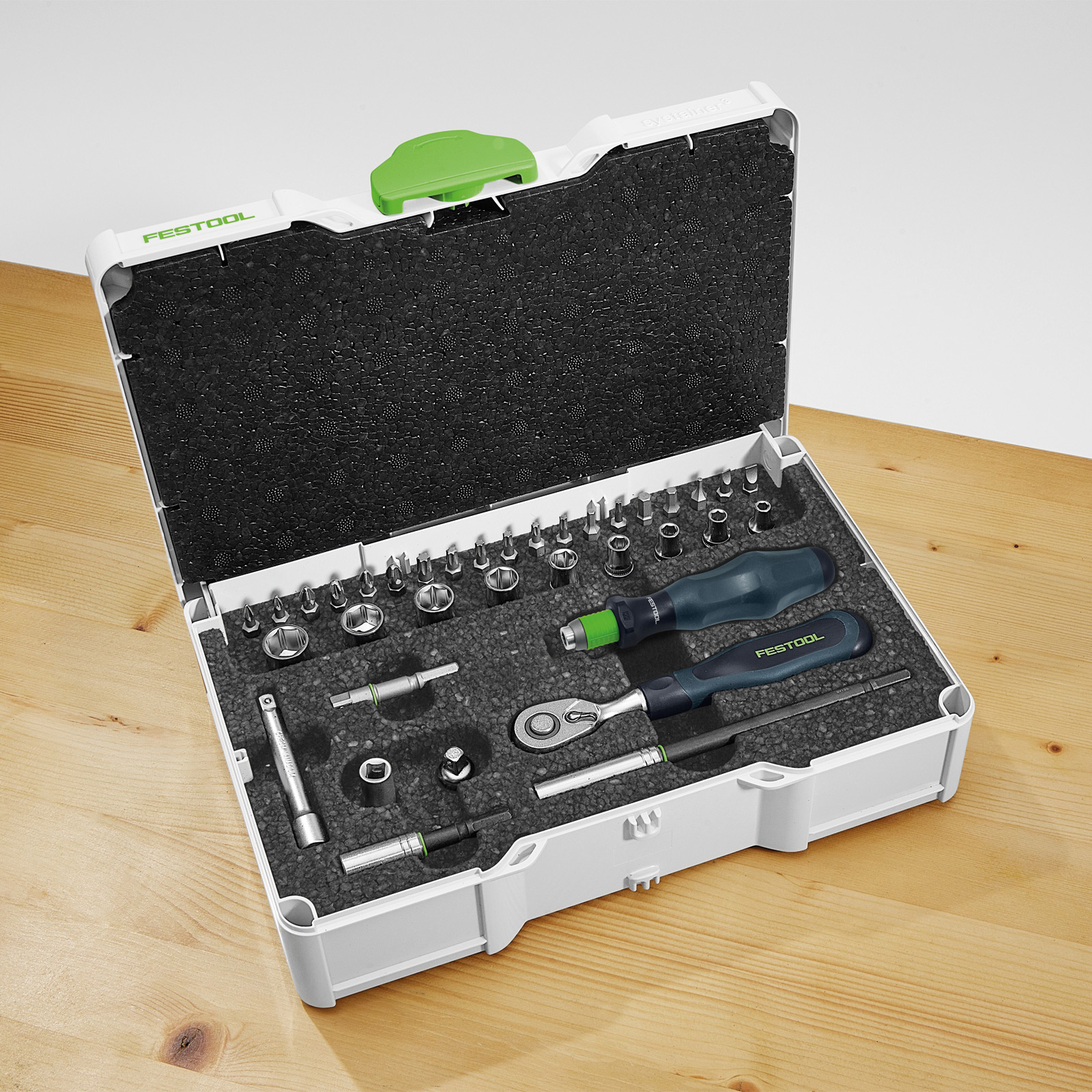 Offener Festool Werkzeugkoffer. Im Inneren befinden sich verschiedene Werkzeuge, darunter Bits, Steckschlüssel, eine Ratsche und ein Schraubendreher.