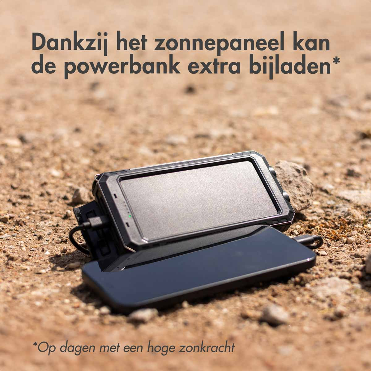 Solar-Powerbank lädt ein Telefon. Das Telefon ist angeschlossen und liegt auf dem Boden.