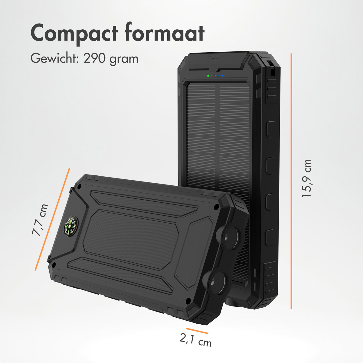 Das Bild zeigt die Abmessungen einer kompakten schwarzen Powerbank mit Solarpanel und Kompass.