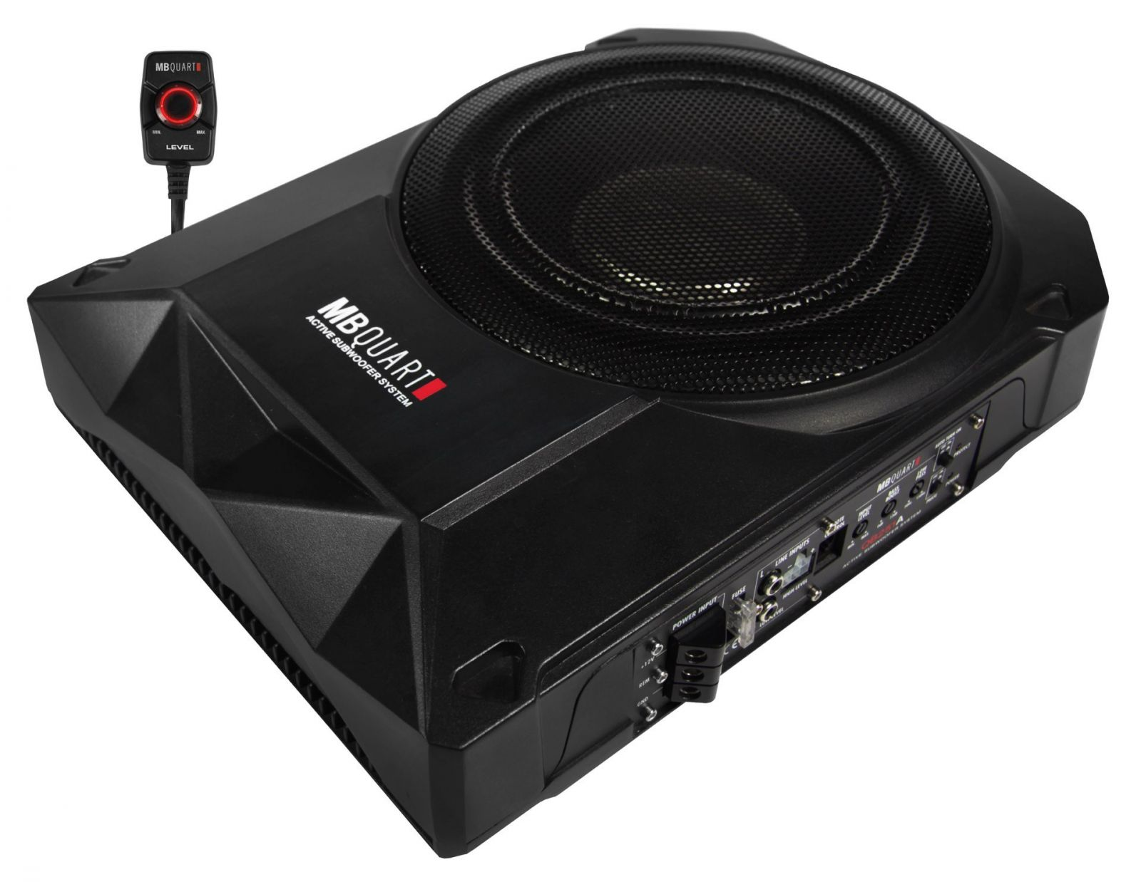 Schwarzer Subwoofer mit Mesh-Grill. Eine Bedienfeld an der Seite und eine kleine Fernbedienung. MB Quart Logo sichtbar.