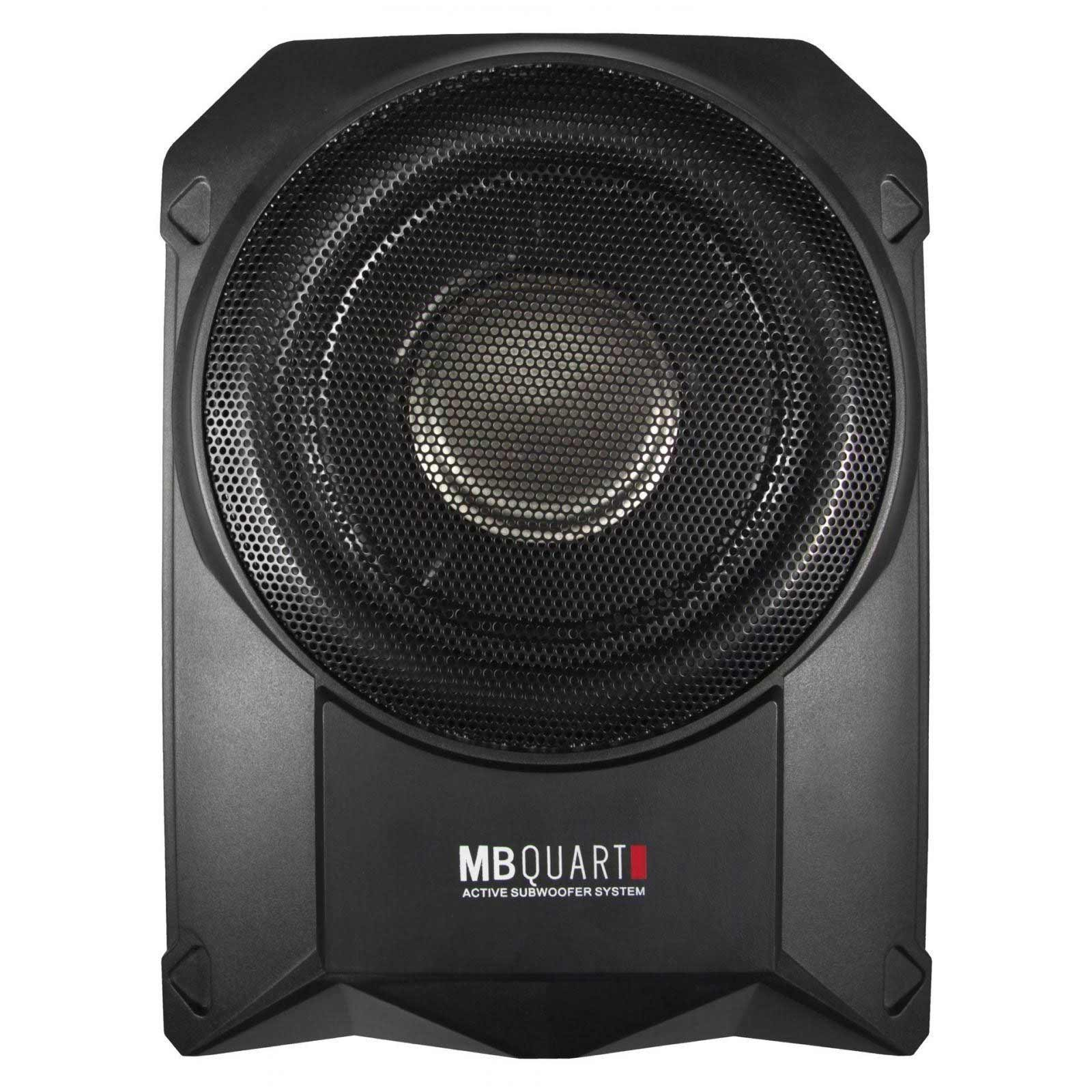 Ein schwarzer Subwoofer mit Mesh-Gitter. Das MB Quart Logo ist sichtbar. Die Form ist rechteckig.