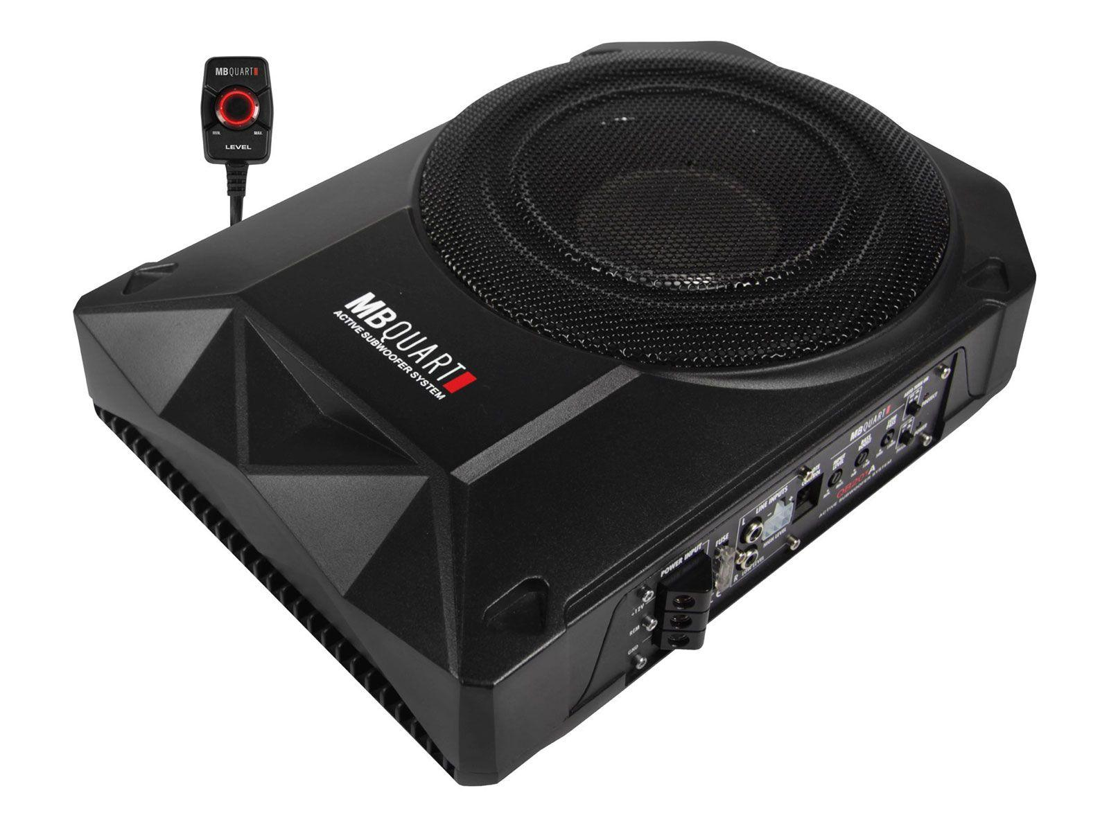 Ein schwarzes Subwoofer-System mit schwarzer Mesh-Abdeckung. Das System hat ein Bedienfeld und eine Fernbedienung.