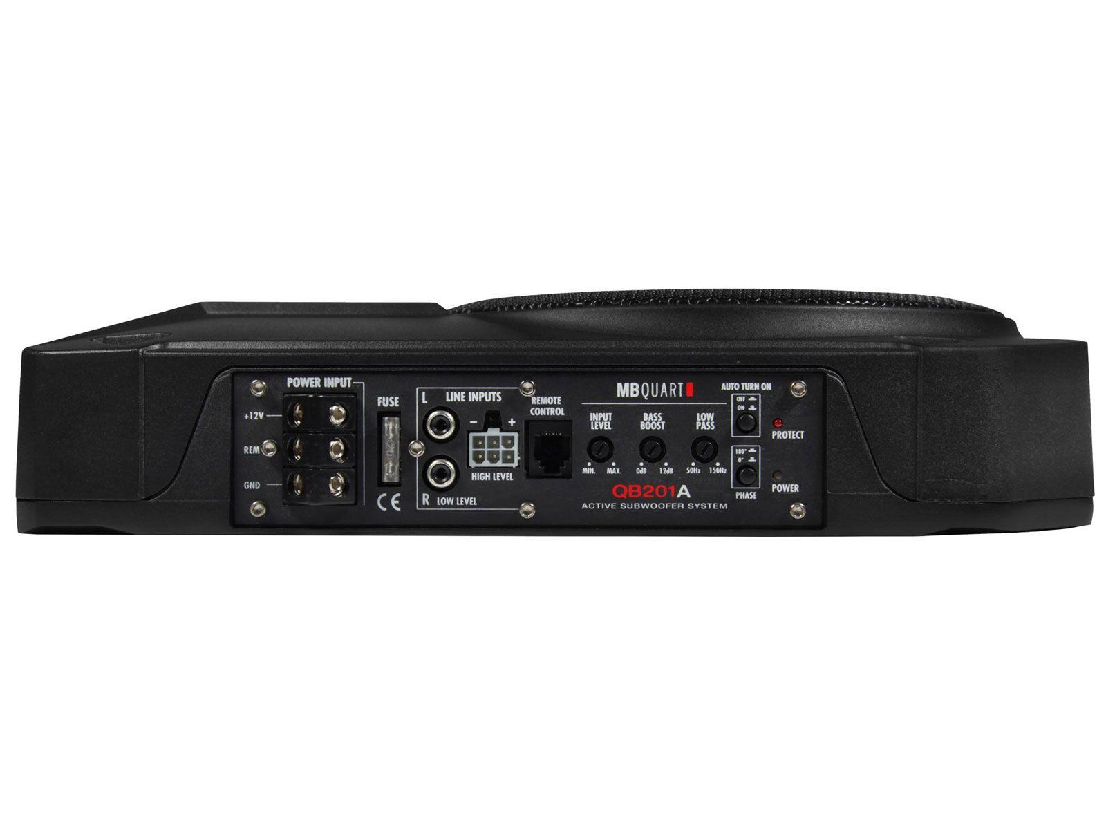 Die Rückseite eines schwarzen Subwoofer-Systems mit Anschlüssen und Beschriftungen.