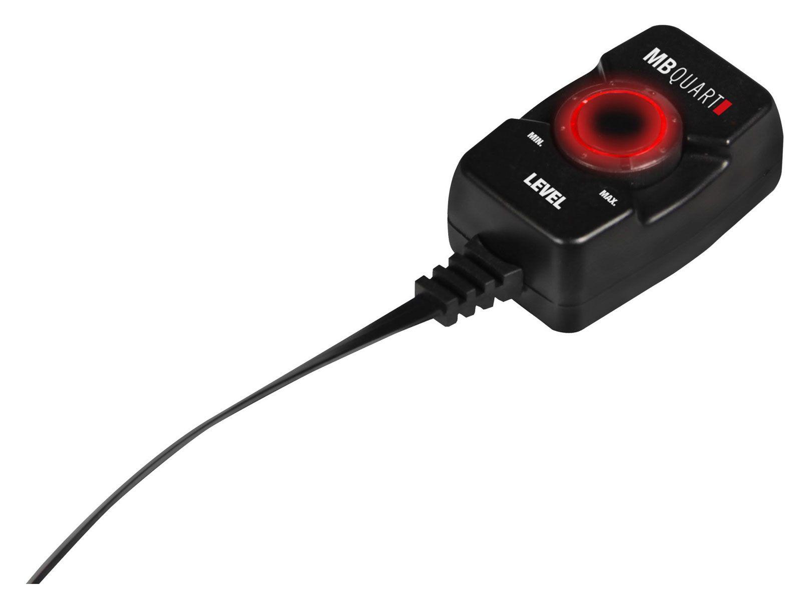 Eine schwarze Steuerung mit einem rot beleuchteten Pegelregler und einem Kabel. Die Steuerung hat MB Quart-Branding.