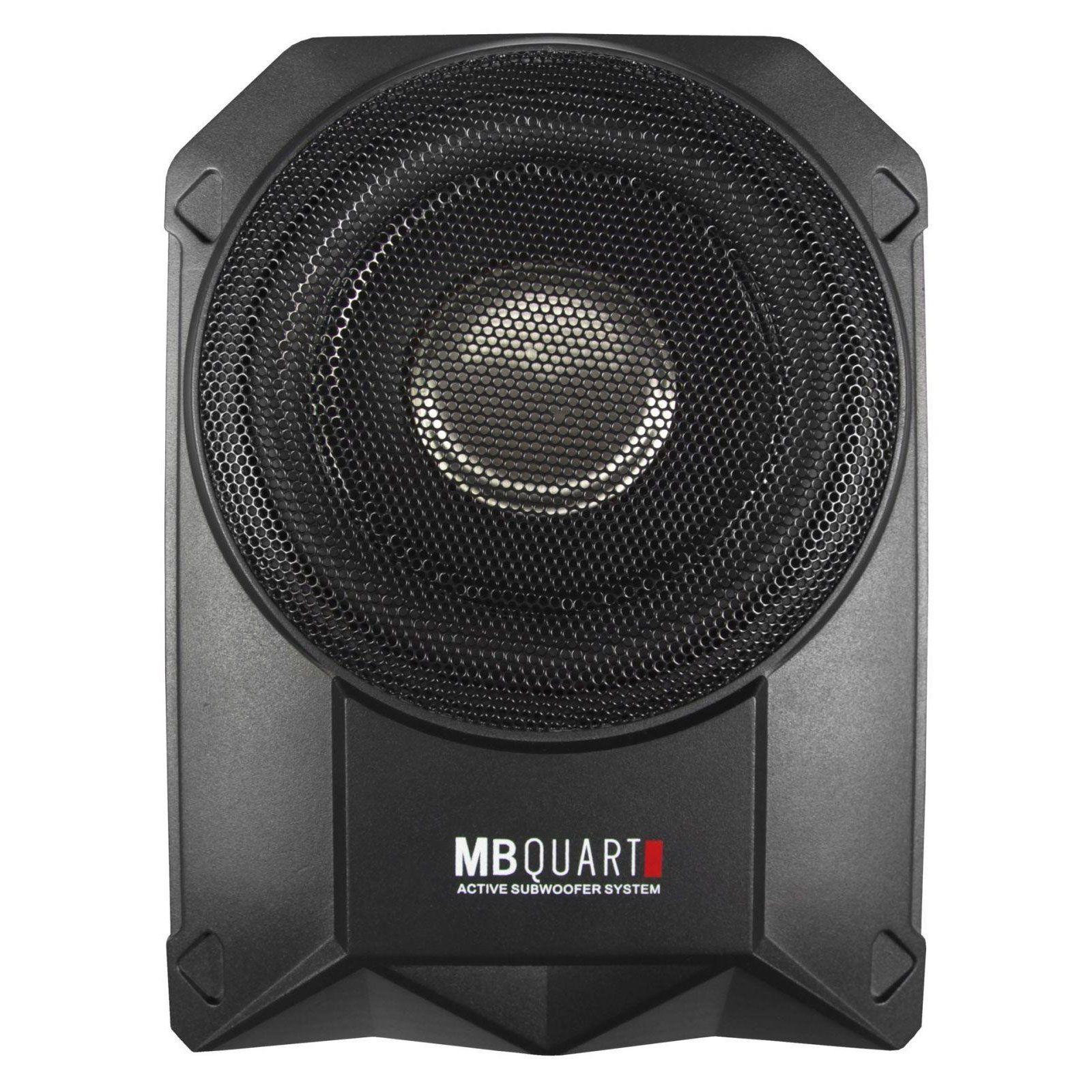 Ein schwarzer Subwoofer mit einer Mesh-Front. Der Subwoofer ist mit dem Logo MB Quart Active Subwoofer System beschriftet.