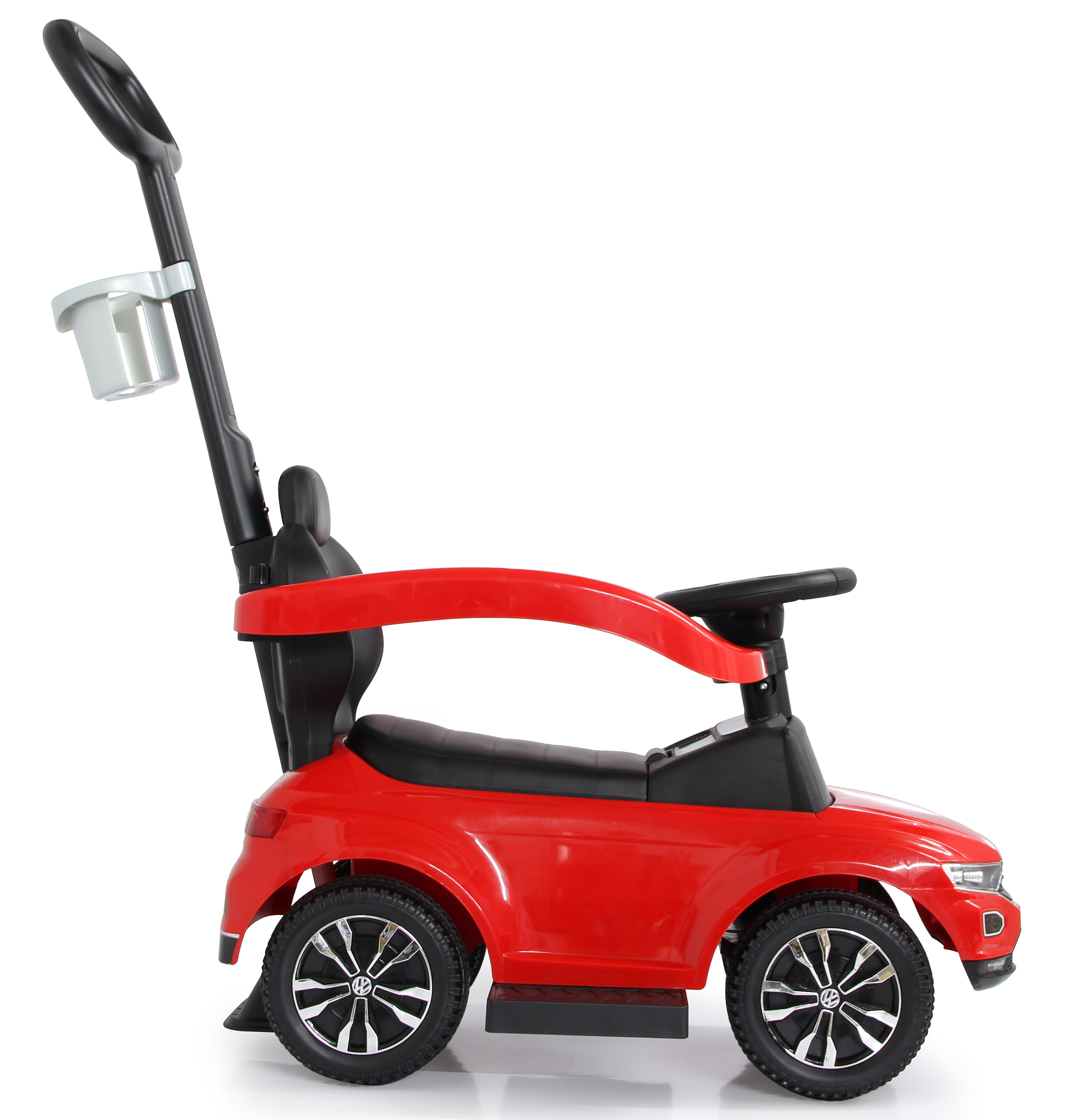 Un coche de juguete rojo con asa, asiento negro y ruedas negras. Está sobre un fondo blanco.