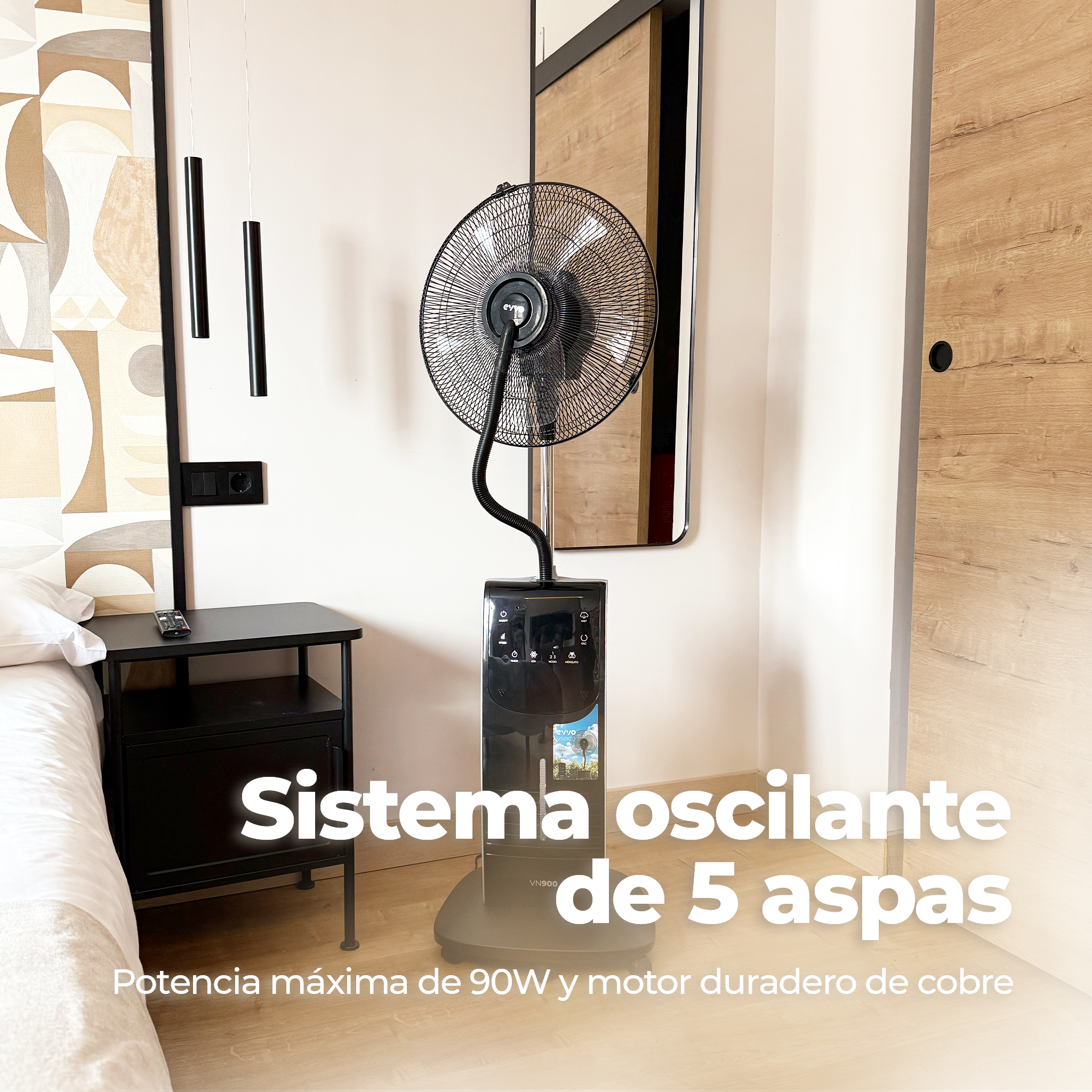Un ventilador oscilante negro y plateado en un entorno de habitación. Texto: 'Sistema oscilante de 5 aspas'.