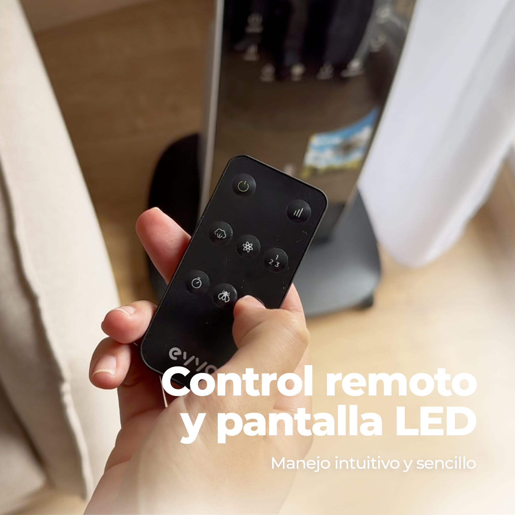 Una mano sosteniendo un control remoto negro. Texto: 'Control remoto y pantalla LED' y 'Manejo intuitivo y sencillo'.