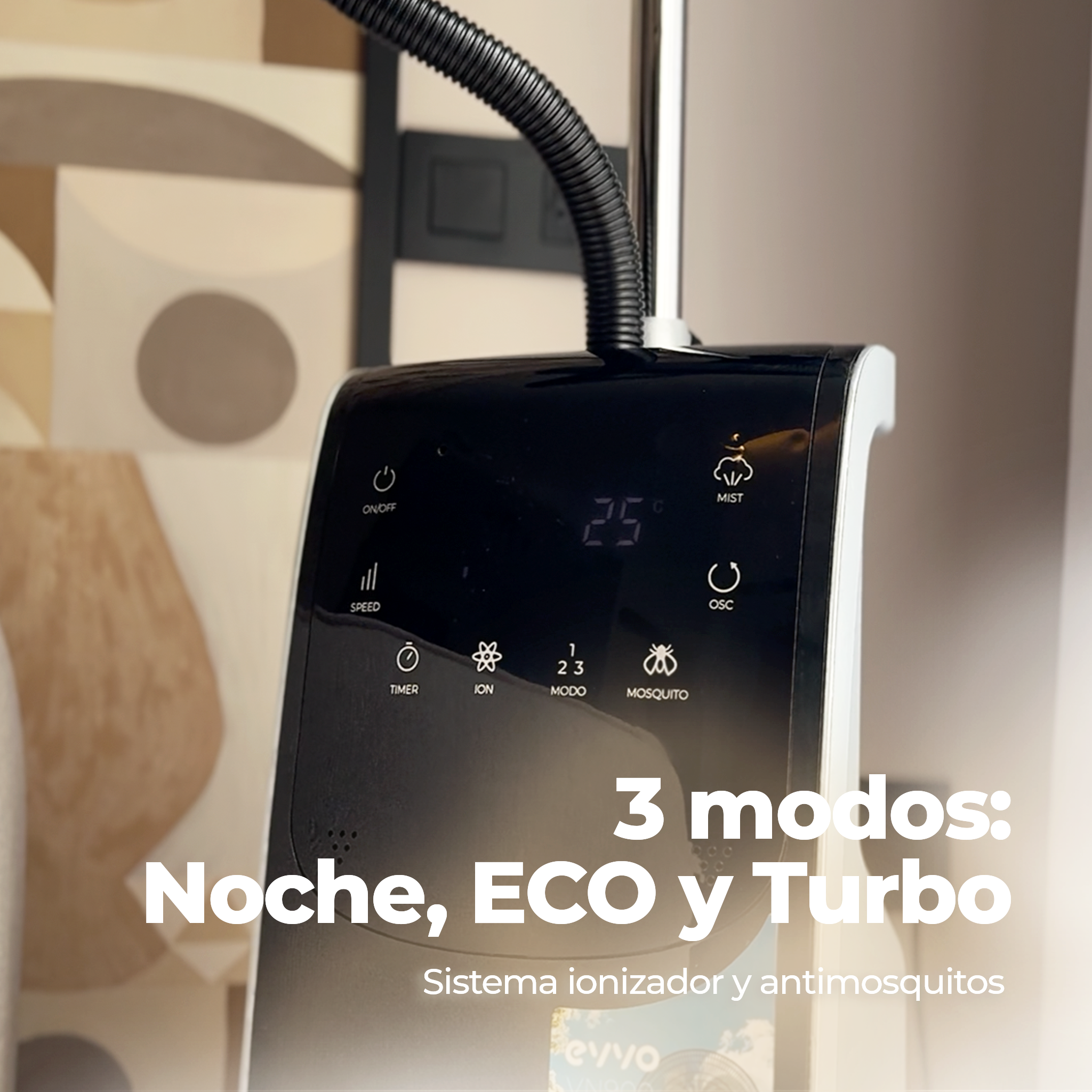 Primer plano del panel de control del ventilador negro que muestra la temperatura y la configuración. Texto: '3 modos: Noche, ECO, Turbo'.