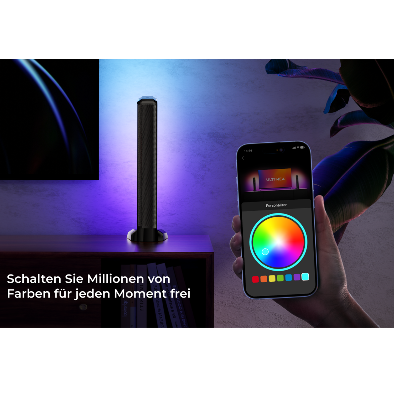 Eine Person, die ein Smartphone, einen Lautsprecher und einen Fernseher mit Farbschnittstelle hält.