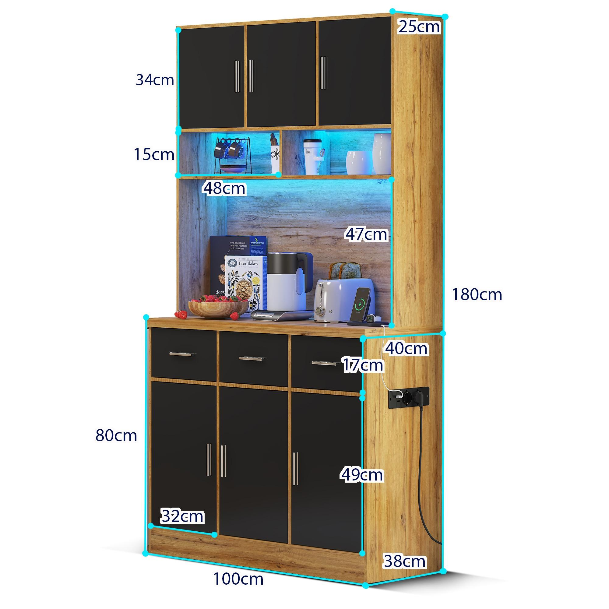 Küchenschrank mit schwarzen und Holztüren, Lichtern und Geräten.