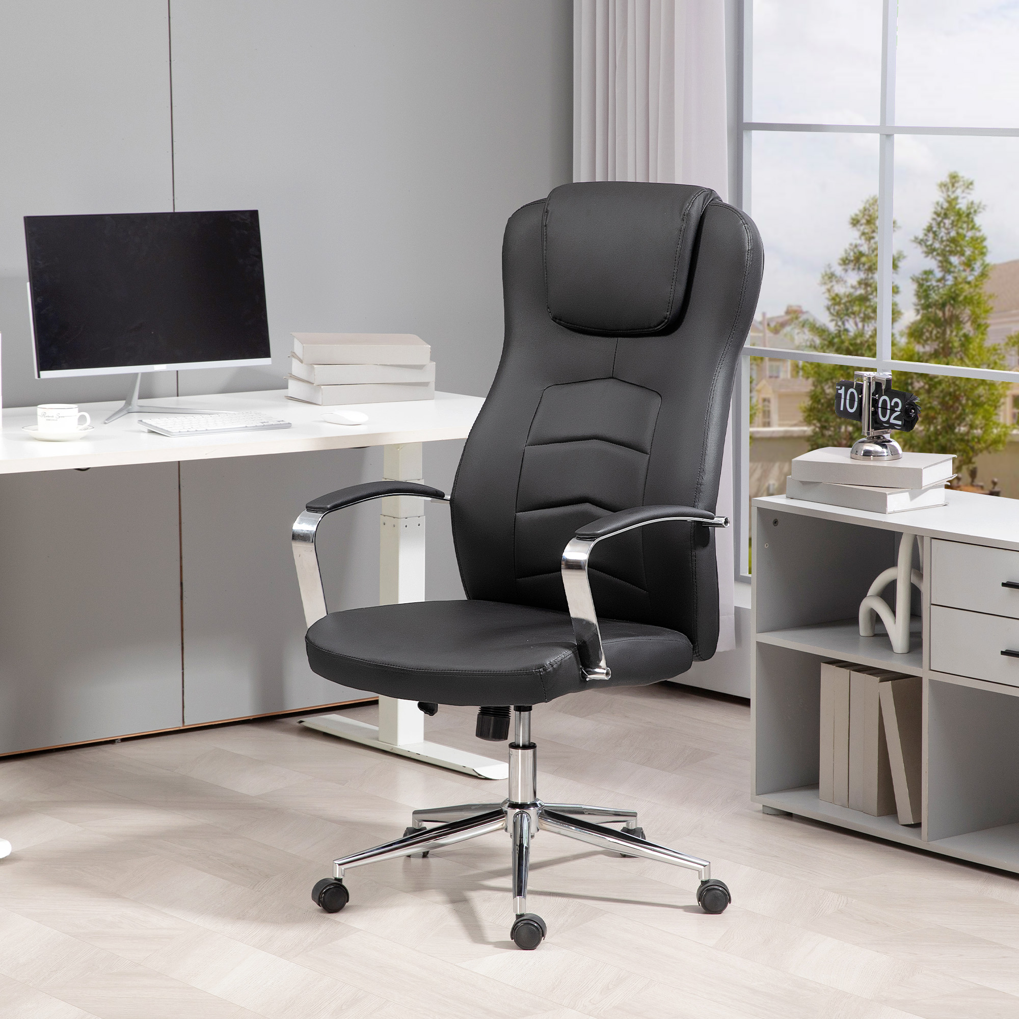 Ein schwarzer Bürostuhl in einem Heimbüro. Der Stuhl hat eine Kopfstütze, Arme und ein Chromgestell.